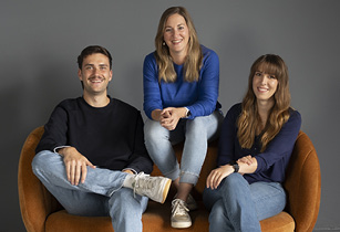 Vertriebs- und Servicemitarbeitende von werkbank360 vor einem Arbeitsplatz mit Werkzeugwand – kompetente Beratung und persönlicher Service.