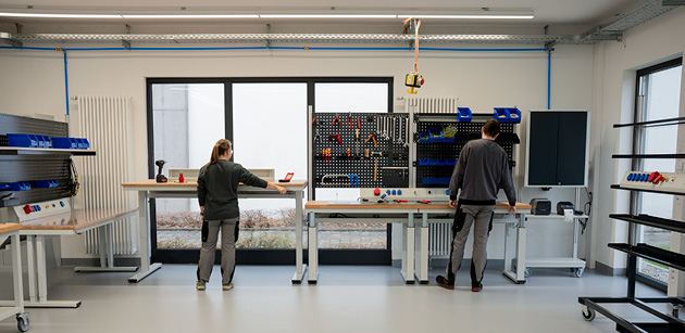 Große Werkstatt mit verschiedenen Werkbänken für die Elektroindustrie.