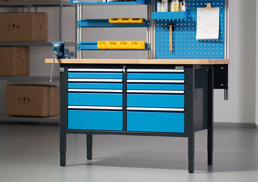 Welche Werkbank soll ich kaufen? Für jeden Heimwerkenden den perfekten Arbeitsplatz finden Werkbank mit blauen Schubladen, Schraubstock, Buche-Arbeitsplatte und Lochplatte – ideal für Werkstatt und professionelle Arbeitsplätze.