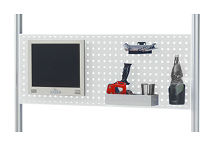Lochplatte mit Werkzeughalter und Monitor – flexible Anordnung von Zubehör und Monitoren.