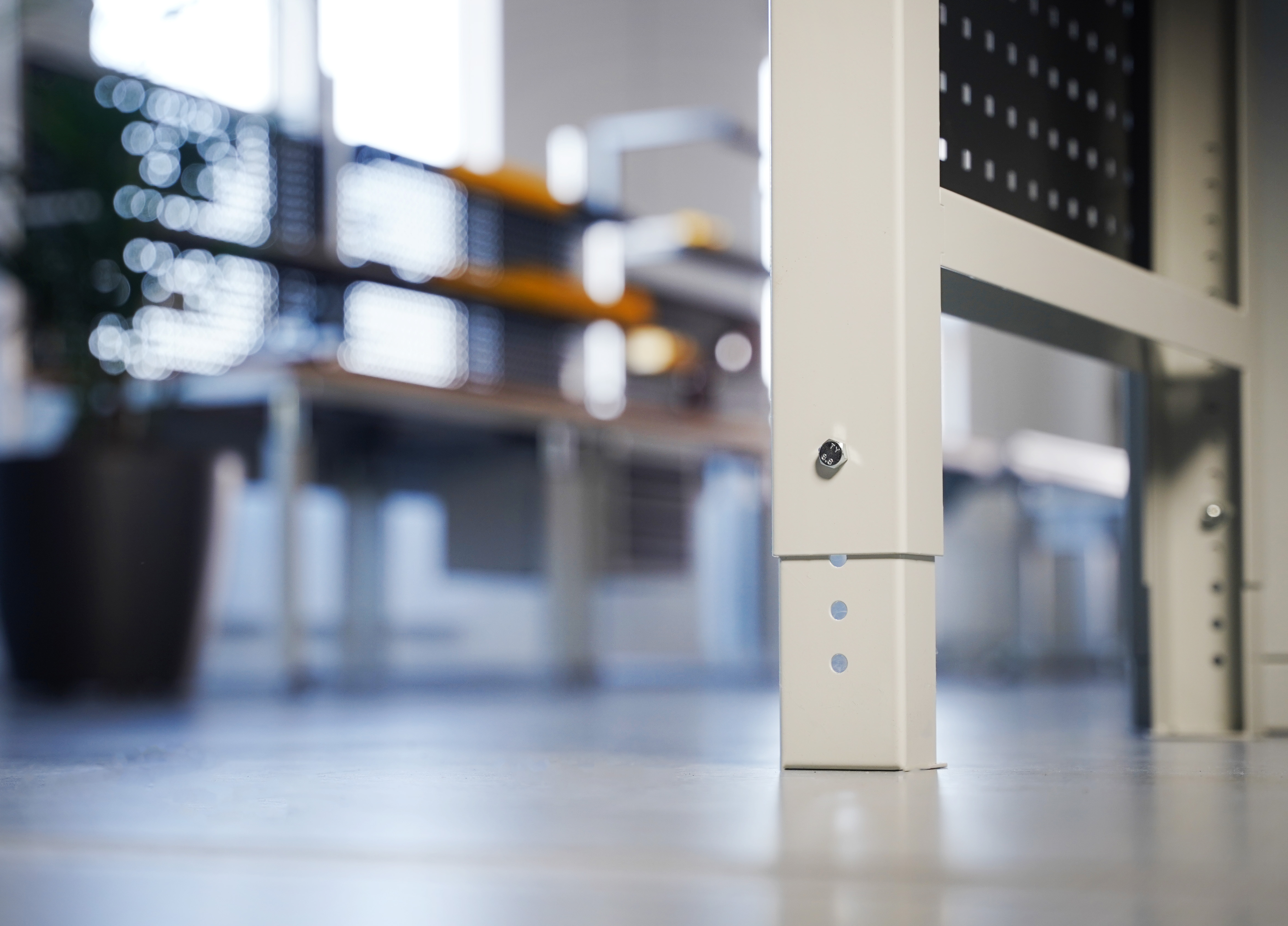 Höhenverstellbarer Werkbankfuß Serie 7000