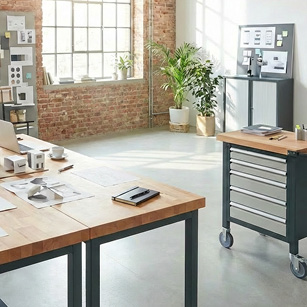 Kreatives Arbeitsumfeld im Loft-Stil mit werkbank360 Werkbank und fahrbarem Schubladenschrank – ideal für Agenturen und Kreativbüros in der Kommunikations- und Medienbranche.