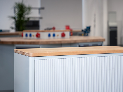 Werkzeugwagen mit Buche-Top und integrierter Stauraumlösung in einer Werkstattumgebung.