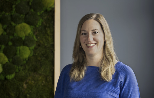 Jenny Krimi, Marketing & Vertriebsmitarbeiterin bei werkbank360, vor einem Arbeitsplatzsystem.
