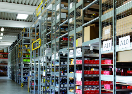 Regalsicherung gemäß der Regalprüfung nach DIN EN 15635 – alles Wichtige für Unternehmen zusammengefasst Lagerhalle mit Regale