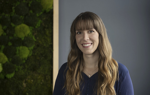 Melina Noller, Marketing & Vertriebsmitarbeiterin bei werkbank360, vor einem Arbeitsplatzsystem.