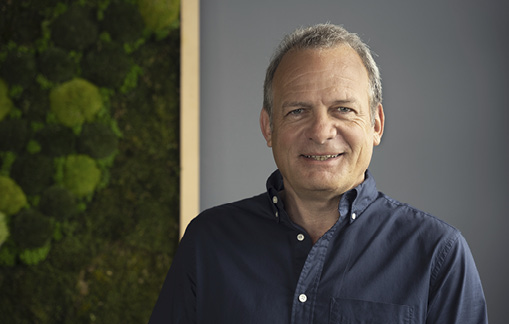 Bernd Rau, Geschäftsführer bei werkbank360, vor einem Arbeitsplatzsystem.