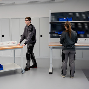 Mitarbeiter in der Werkstatt setzen Werkbänke je nach Anwendungsfall ein. 