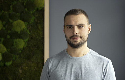 Marius Schwarz, Sales- & Online-Marketing Manager bei werkbank360, vor einem Arbeitsplatzsystem.