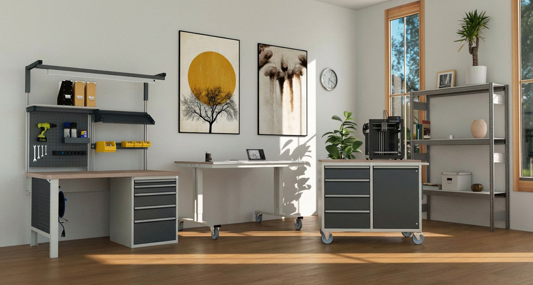 Modernes Büro mit werkbank360 Arbeitsplatzsystemen in Anthrazitgrau (RAL 7016). Eine Werkbank mit Systemaufbau und Lochwand, ein fahrbarer Arbeitstisch und ein Rollcontainer bieten ergonomische und organisierte Arbeitsbereiche.