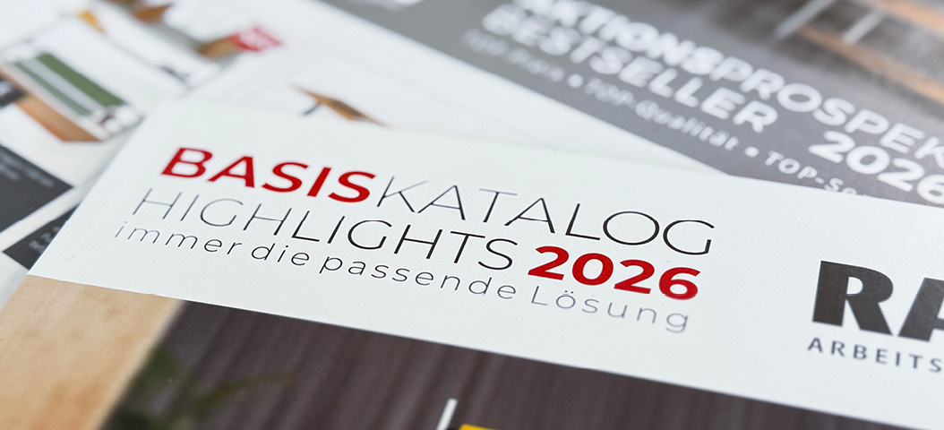 Gestapelte Kataloge von RAU mit dem Titel „BASISKATALOG HIGHLIGHTS 2025“ und Bildern moderner Werkbänke und Arbeitsplatzeinrichtungen, inklusive Hinweisen auf Made in Germany, 5 Jahre Garantie und schnellen Versand.